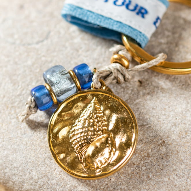 Les bijoux Retour de plage sont des bijoux fantaisie authentiques et uniques faits de perles naturelles qui racontent une histoire de nature ou d’océan à partager en famille ou entre amis.