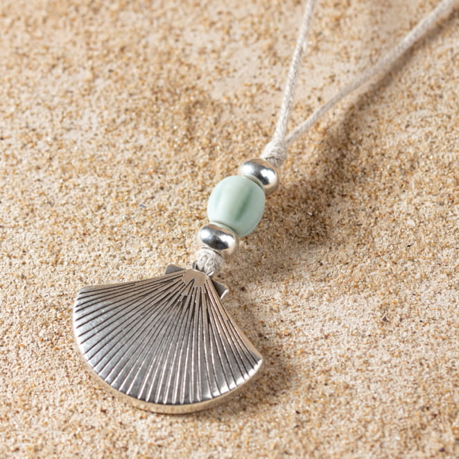 Découvrez le sautoir Chemin, un bijou marin fabriqué en France sur l’Île d’Oléron par des monteuses qualifiées.