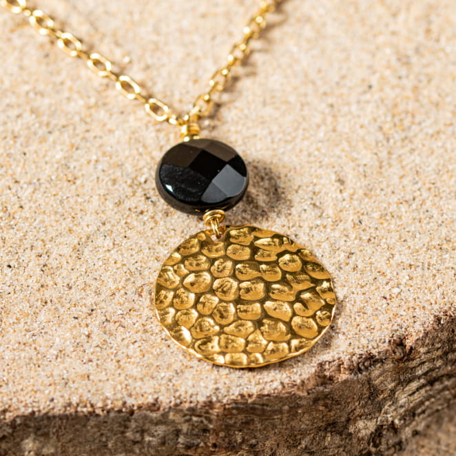 Retour de plage propose des bijoux fantaisie fabriqués avec des matériaux de qualité : céramique, lin, perles de verre, hématite, quartz, amazonite, perles de rivière, perle de jade, lapis lazuli, perles de culture, pierre de sable, etc.