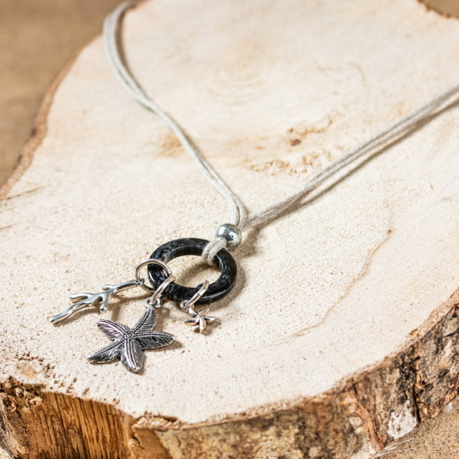 Retour de plage, une entreprise locale engagée dans le développement durable qui créée et fabrique des bijoux fantaisies made in France sur l’Île d’Oléron.