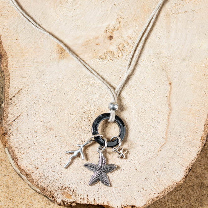 Les bijoux Retour de plage sont des bijoux fantaisie authentiques et uniques faits de perles naturelles qui racontent une histoire de nature ou d’océan à partager en famille ou entre amis.