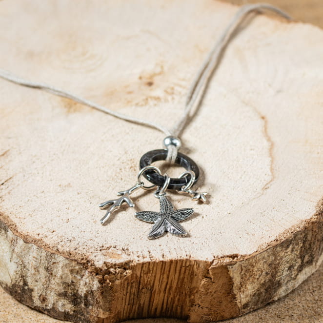 Découvrez Natura, un bijou inspiré de l’océan fabriqué artisanalement sur l’île d’Oléron.