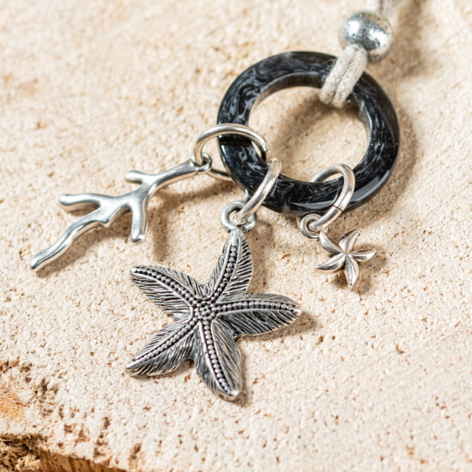 Le sautoir Natura est un sautoir en lin avec des pendentifs marin argenté. Fabrication française et artisanale.