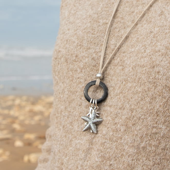 Retour de plage propose des bijoux fantaisie multicolore, blanc, sable, bleu nuit, turquoise, couleur ficelle, anthracite, ou autre alors choisissez les matières qui vous plaisent et les textures que vous aimez.