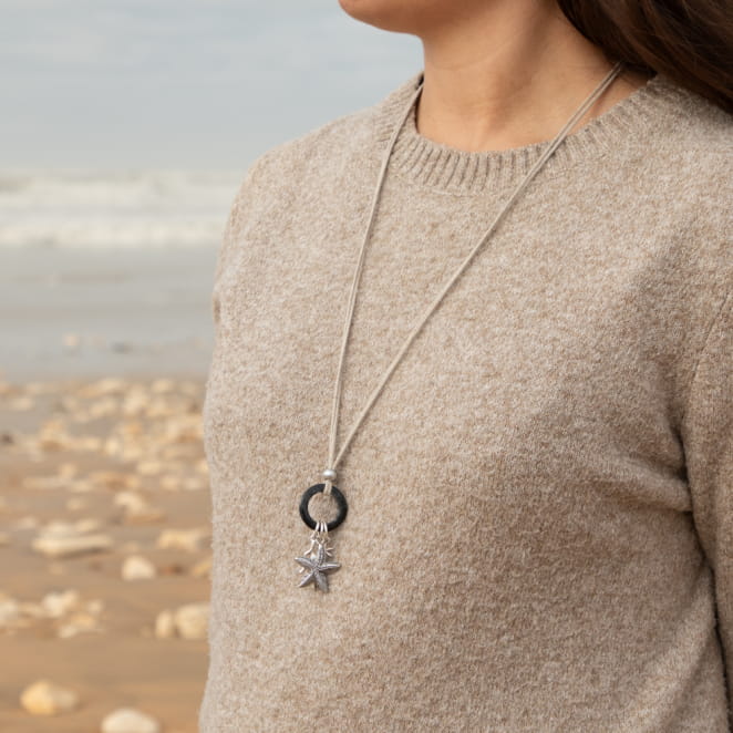 Retour de plage propose des bijoux fantaisie fabriqués avec des matériaux de qualité : céramique, lin, perles de verre, hématite, quartz, amazonite, perles de rivière, perle de jade, lapis lazuli, perles de culture, pierre de sable, etc.