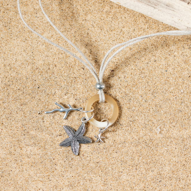 Les bijoux Retour de plage sont des bijoux fantaisie authentiques et uniques faits de perles naturelles qui racontent une histoire de nature ou d’océan à partager en famille ou entre amis.