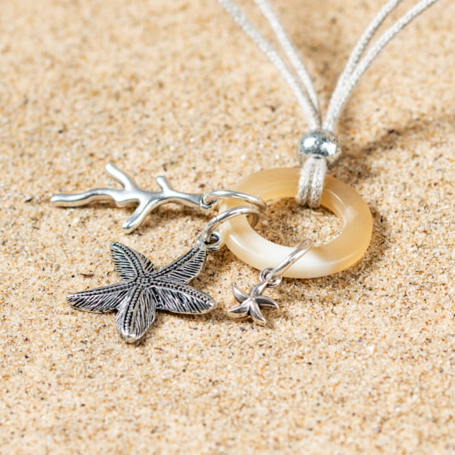 Retour de plage propose des bijoux fantaisie fabriqués avec des matériaux de qualité : céramique, lin, perles de verre, hématite, quartz, amazonite, perles de rivière, perle de jade, lapis lazuli, perles de culture, pierre de sable, etc.