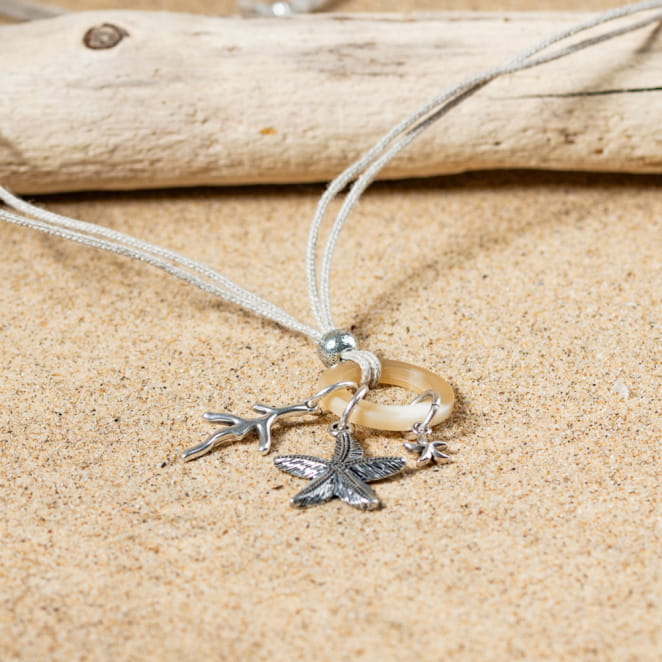 Retour de plage propose des bijoux fantaisie multicolore, blanc, sable, bleu nuit, turquoise, couleur ficelle, anthracite, ou autre alors choisissez les matières qui vous plaisent et les textures que vous aimez.