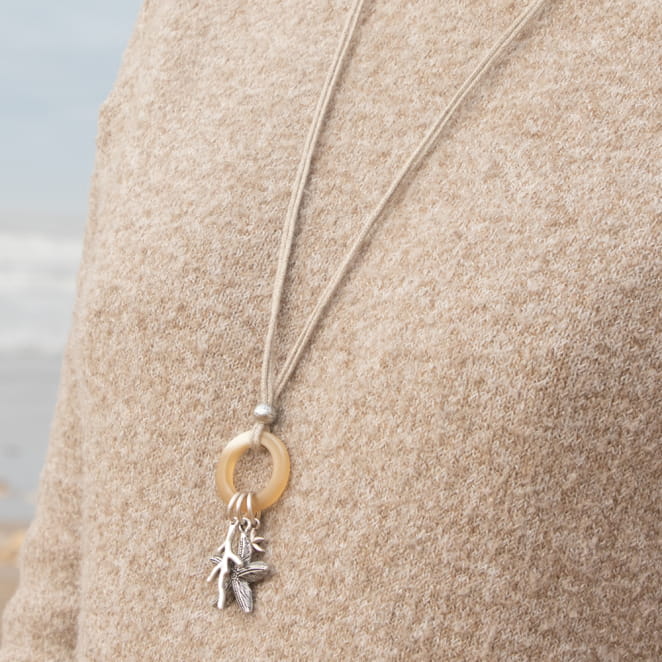 Les bijoux Retour de plage sont des bijoux fantaisie authentiques et uniques faits de perles naturelles qui racontent une histoire de nature ou d’océan à partager en famille ou entre amis.