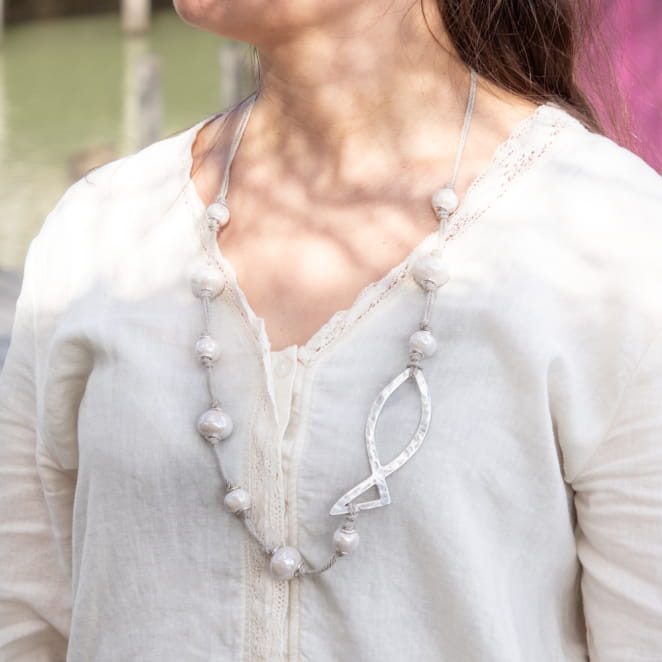 sautoir Ottel porté, chaîne argentée et perle blanche centrale, bijou raffiné