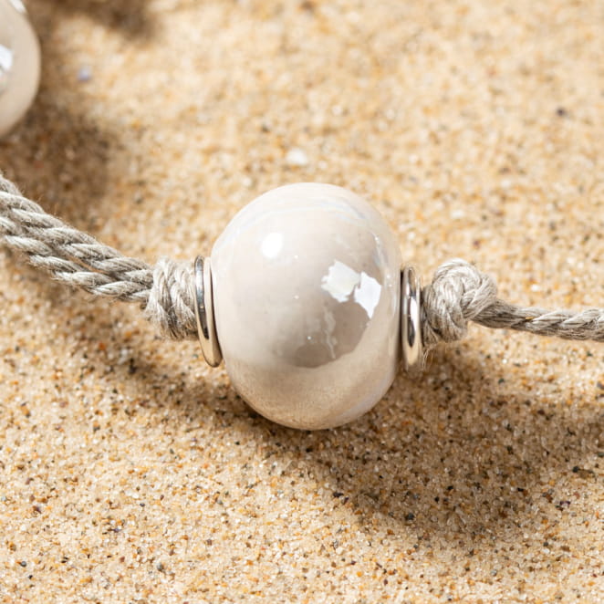 pendentif du sautoir Ottel, perle blanche ronde sur lien argenté