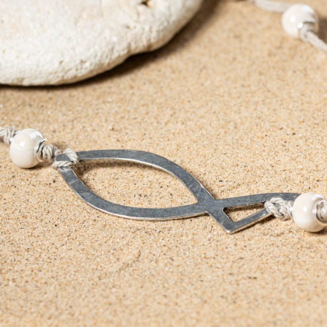 détail du sautoir Ottel, anneaux argentés et perle blanche artisanale