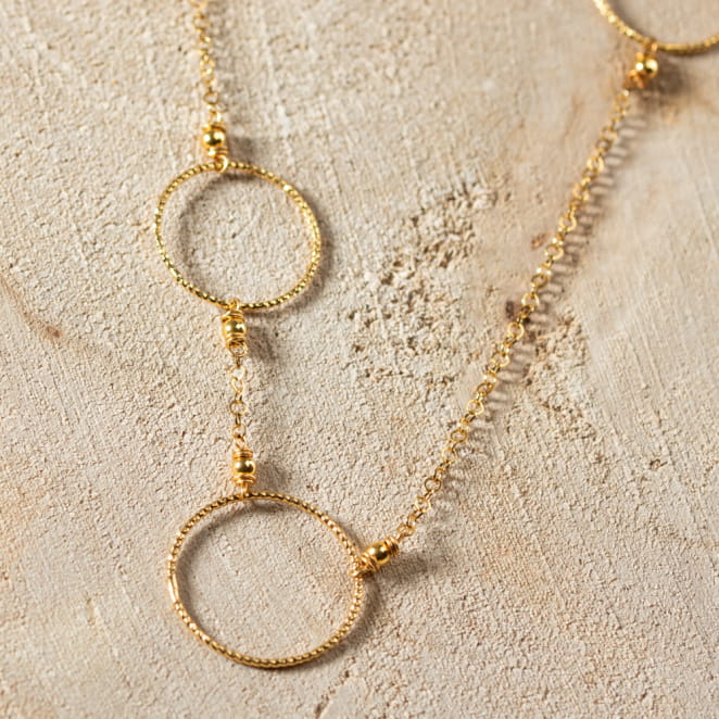 Les bijoux Retour de plage sont des bijoux fantaisie authentiques et uniques faits de perles naturelles qui racontent une histoire de nature ou d’océan à partager en famille ou entre amis.