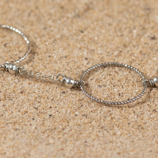 Découvrez Yasmine, un bijou inspiré de l’océan fabriqué artisanalement sur l’île d’Oléron.