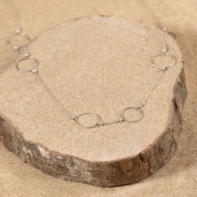 Découvrez le sautoir Yasmine, un bijou marin fabriqué en France sur l’Île d’Oléron par des monteuses qualifiées.