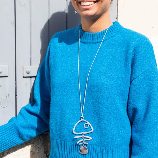 Sautoir Nouméa argenté, long pendentif blanc nacré porté sur fond bleu – bijou artisanal made in France