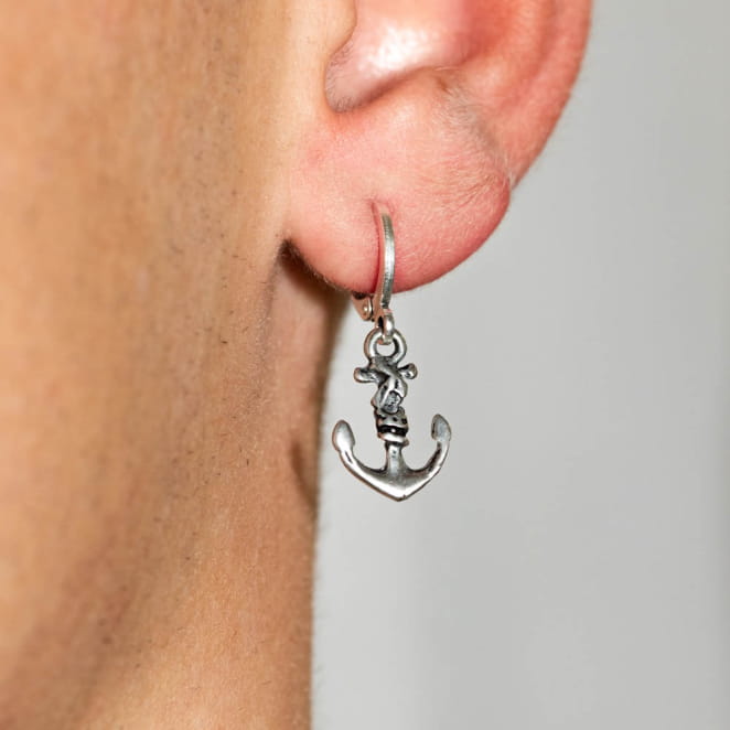 Découvrez les boucles d’oreilles Helias, un bijou marin fabriqué en France sur l’Île d’Oléron par des monteuses qualifiées.