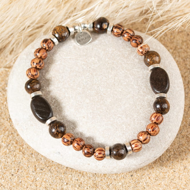 Retour de plage propose des bijoux fantaisie multicolore, blanc, sable, bleu nuit, turquoise, couleur ficelle, anthracite, ou autre alors choisissez les matières qui vous plaisent et les textures que vous aimez.