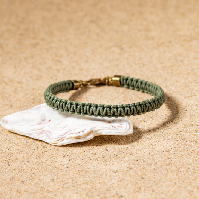 Retour de plage propose des bijoux fantaisie fabriqués avec des matériaux de qualité : céramique, lin, perles de verre, hématite, quartz, amazonite, perles de rivière, perle de jade, lapis lazuli, perles de culture, pierre de sable, etc.