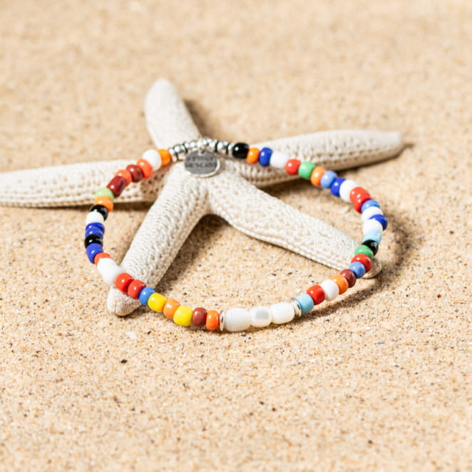 Bracelet Dragan multicolore pour homme, perles colorées et détails argentés, esprit bohème chic.