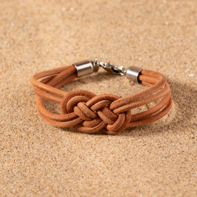 Le bracelet Homère : un bracelet pour homme composé de cordons en cuir beige. Agrémenté d'un délicat noeud marin, il incarne parfaitement l'élégance et le style.