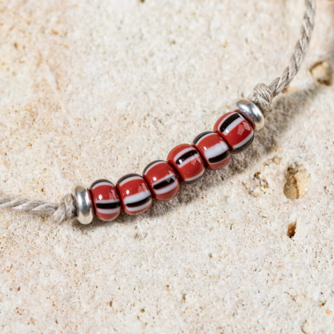 Retour de plage vous propose des colliers, bracelets, boucles d’oreilles, bracelets de chevilles, porte-clefs, parfums, cabas et bagues pour femme, homme et enfant pour que chacun trouve son bonheur.