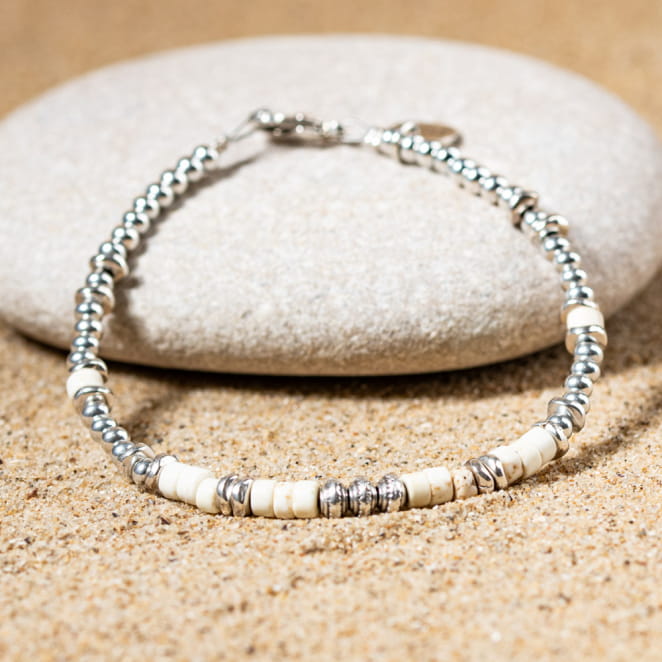 Retour de plage propose des bijoux fantaisie fabriqués avec des matériaux de qualité : céramique, lin, perles de verre, hématite, quartz, amazonite, perles de rivière, nacre, perle de jade, lapis lazuli, perles de culture, pierre de sable, etc.