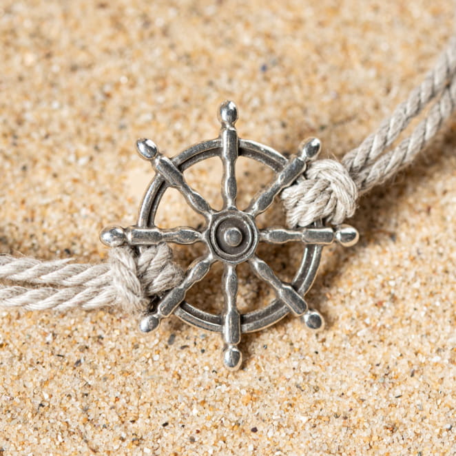 Zoom sur le bracelet en lin Owen pour homme, cordon beige et élément central argenté