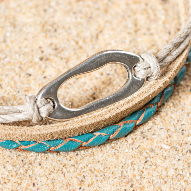 Détail du bracelet Samuel, tons profonds et finitions raffinées