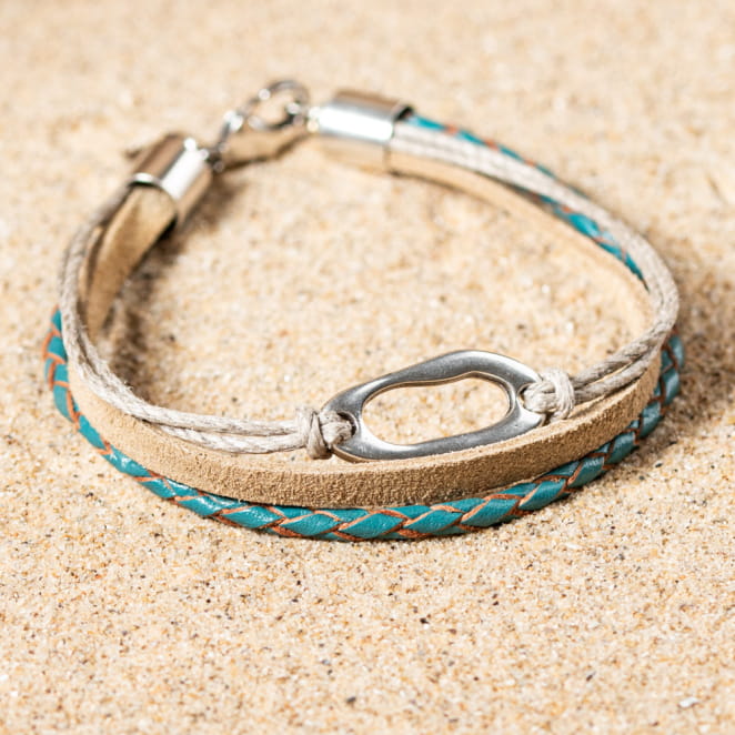 Bracelet Samuel bleu pétrole sur fond sable, mélange de force et d’élégance