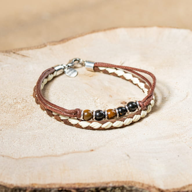 Retour de plage vous propose des colliers, bracelets, boucles d’oreilles, bracelets de chevilles, porte-clefs, parfums, cabas et bagues pour femme, homme et enfant pour que chacun trouve son bonheur.