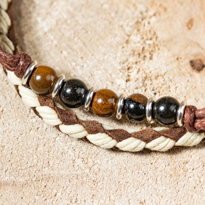 Retour de plage propose des bijoux fantaisie multicolore, blanc, sable, bleu nuit, turquoise, couleur ficelle, anthracite, ou autre alors choisissez les matières qui vous plaisent et les textures que vous aimez.