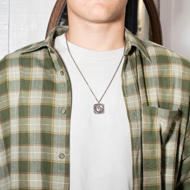 Derrick est un collier pour homme composé d'une chaîne et d'une médaille en métal plaqué argent 999. Il est fabriqué en France sur l'ïle d'Oléron.