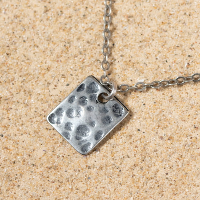 Retour de plage propose des bijoux fantaisie fabriqués avec des matériaux de qualité : céramique, lin, perles de verre, hématite, quartz, amazonite, perles de rivière, perle de jade, lapis lazuli, perles de culture, pierre de sable, etc.