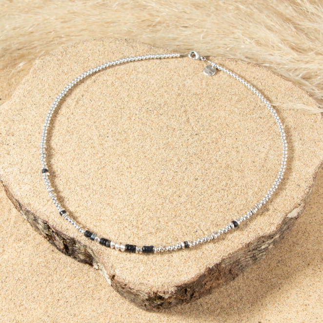 Collier en perles argentés et noir Maestro