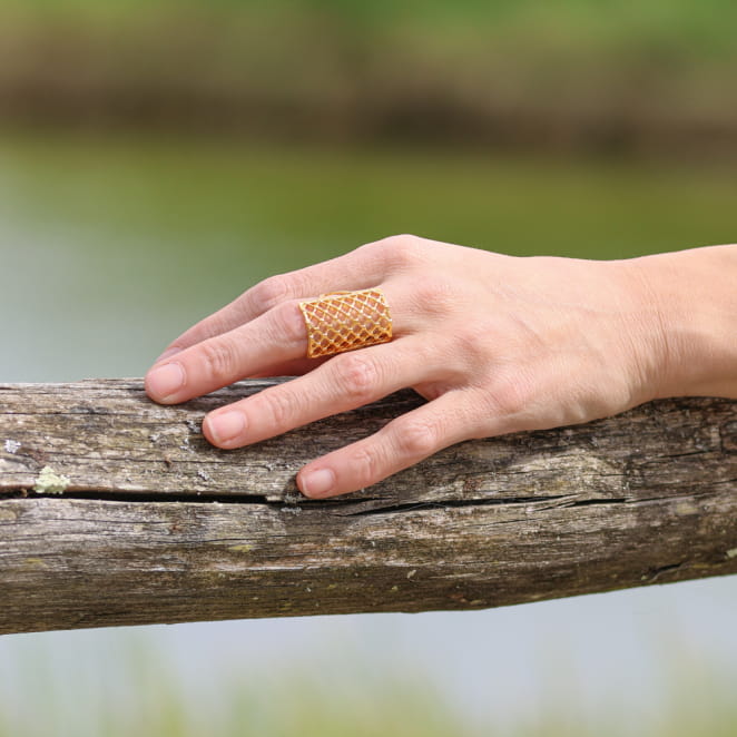 Bague Édith dorée, bijou artisanal made in France au style raffiné.