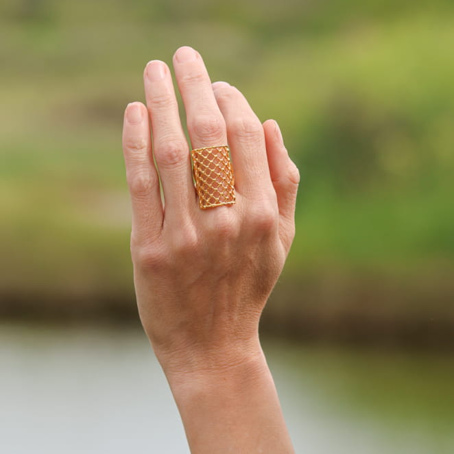 Bague artisanale Édith en métal doré, design élégant. Fabrication française.