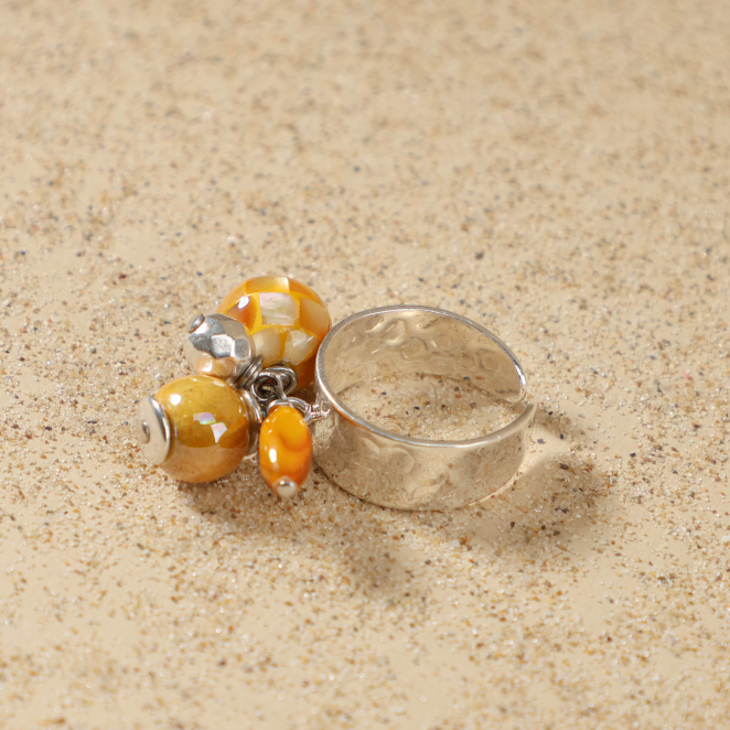 Bague Gaïa argentée avec pierre jaune en cabochon, bijou fait main en France