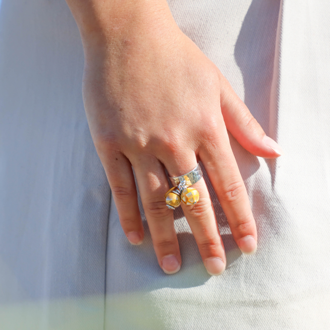 Bague Gaia Retour de Plage en métal plaqué argent 999, perle en nacre jaune, perle en céramique jaune et marron, perle ovale en nacre jaune, monture réglable – bijou artisanal fabriqué en France