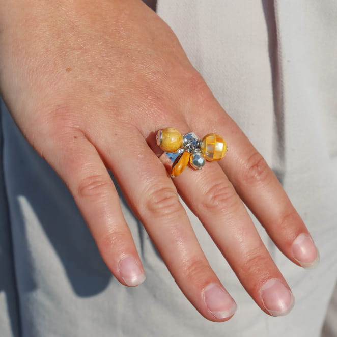 Détail de la bague Gaia avec perles en nacre jaune, céramique jaune et marron, monture argentée – création artisanale française élégante