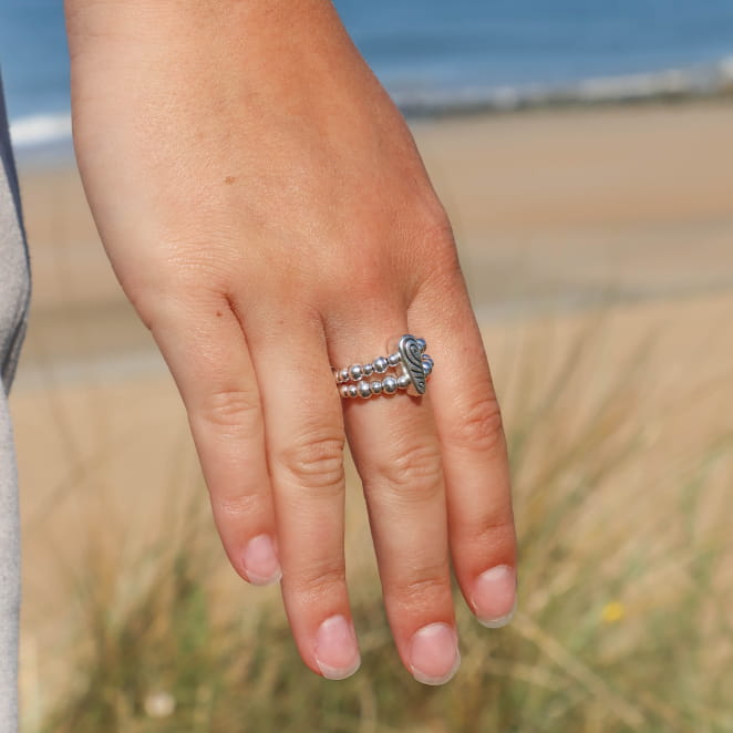 Bague Mandy portée – bijou en perles argentées et perle goutte gravée, fabrication artisanale française