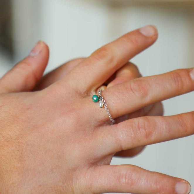 Bague argentée martelée avec pierre vert émeraude, au charme brut et naturel.
