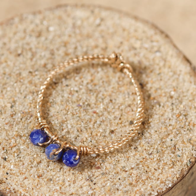 Bague Nantaise dorée, perles bleu marine sur fil fin – bijou estival fait main