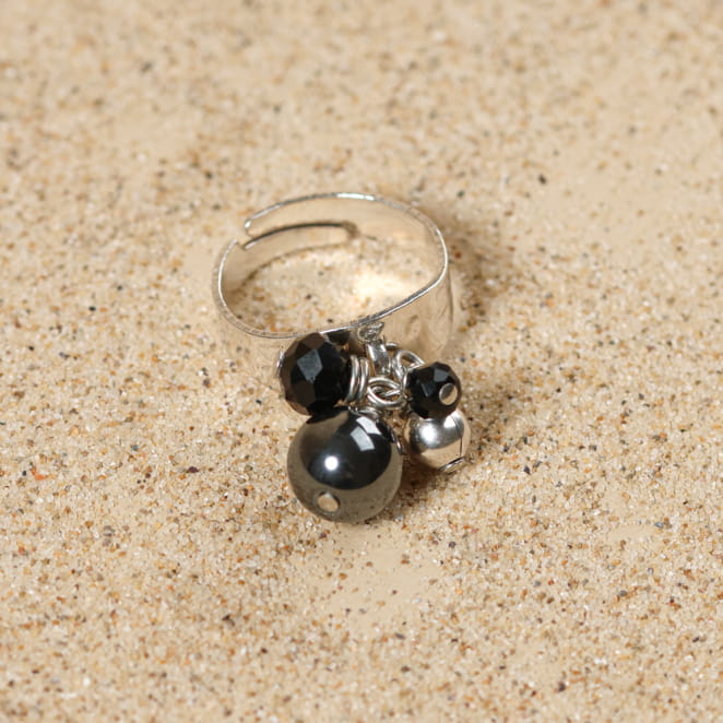 Bijou Pampille argenté et pampilles noires, création artisanale made in France.