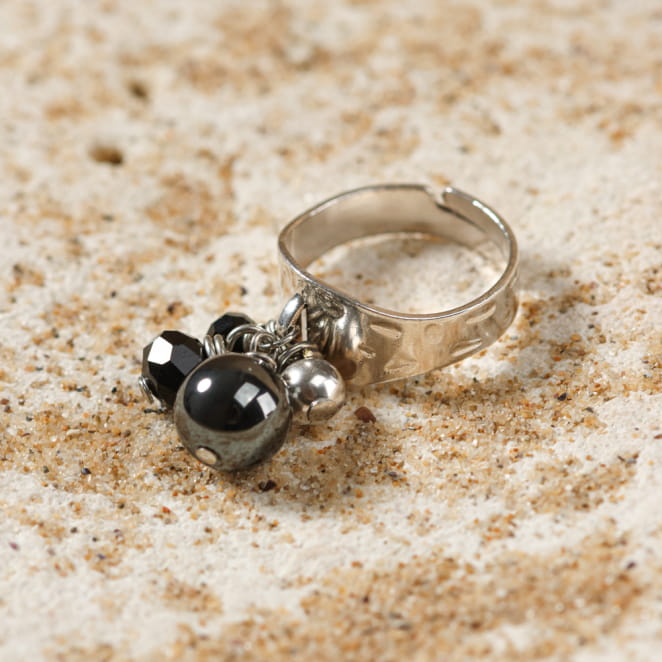 Bague artisanale Pampille en argenté et pampilles noires, style élégant.