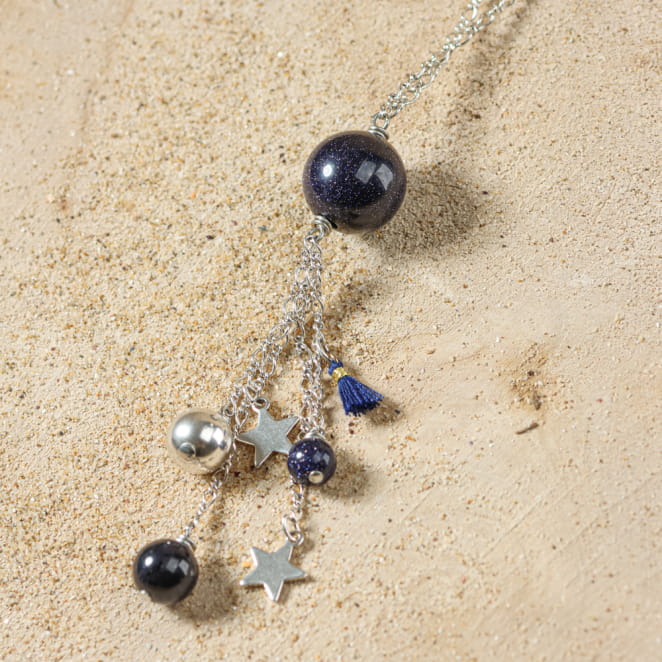Sautoir Sirius en métal argenté et perles bleu marine, fabrication française.