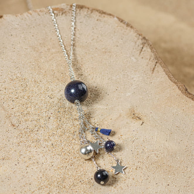 Long collier Sirius argenté avec perles bleu marine, bijou artisanal français.