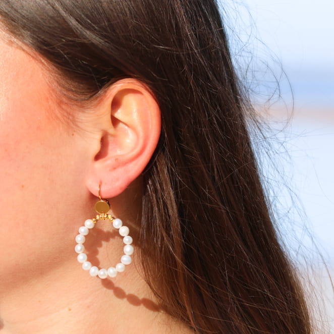 Boucles d’oreilles Katell dorées avec perles blanches, élégantes et artisanales