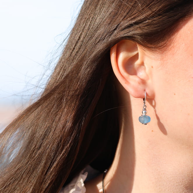 Boucles d’oreilles Nicoletta argentées avec perles bleu ciel, création artisanale élégante
