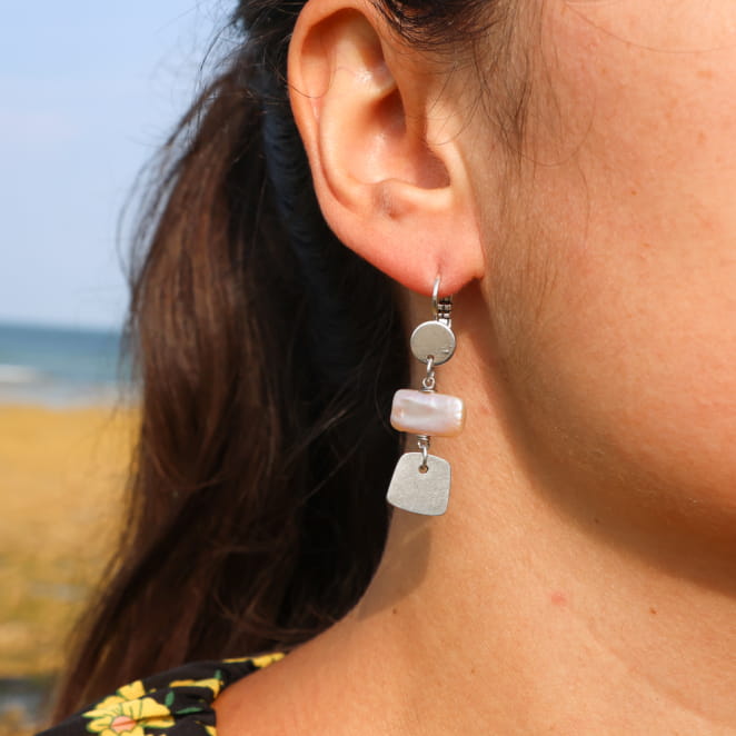 Boucles d’oreilles Giens en métal plaqué argent et perles blanches, création artisanale française.